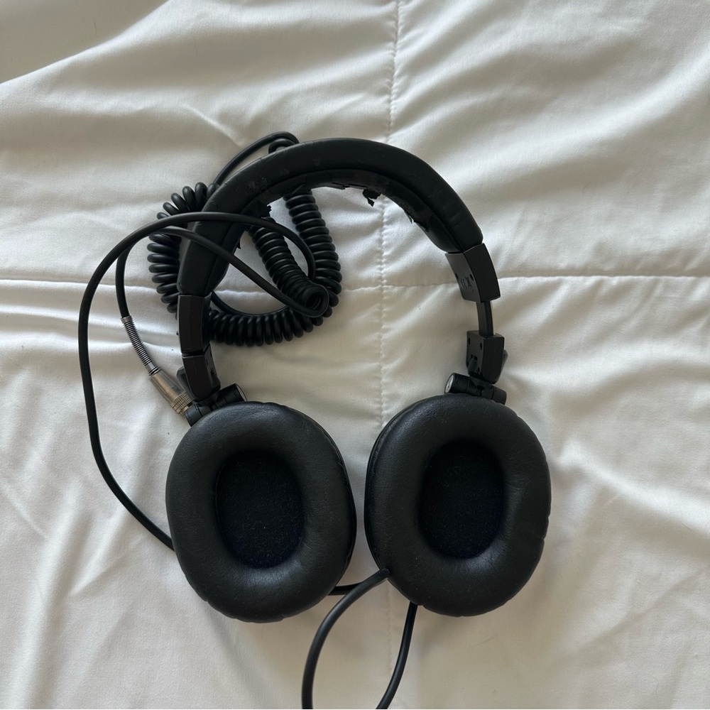 Audio-Technica ATH-M50 Professional Studio Monitor Headphones (coiled cable) - Picture 3 of 7